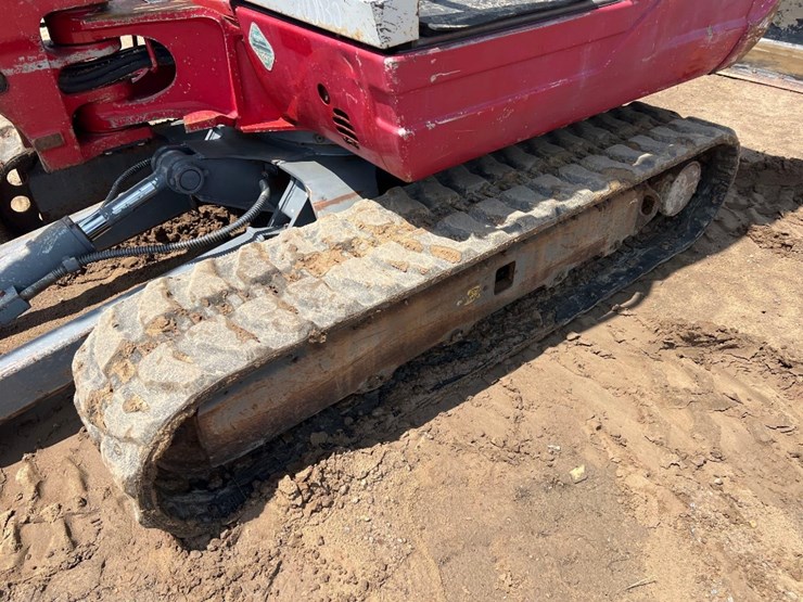 2010-takeuchi-tb235-image-9