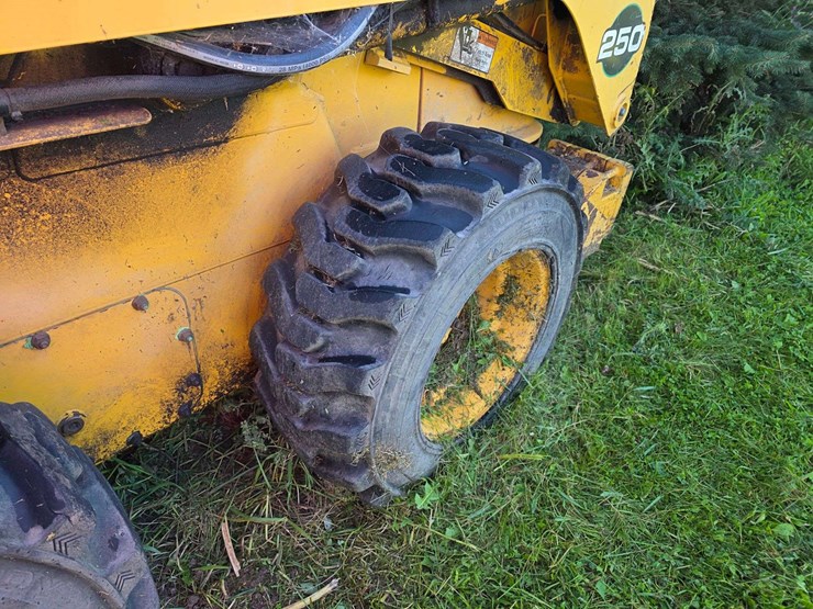 john-deere-250-image-11