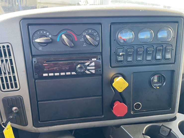 2015-navistar-8600-day-cab-semi-image-46
