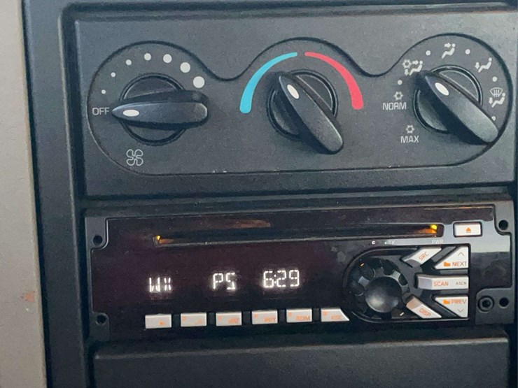 2015-navistar-8600-day-cab-semi-image-5