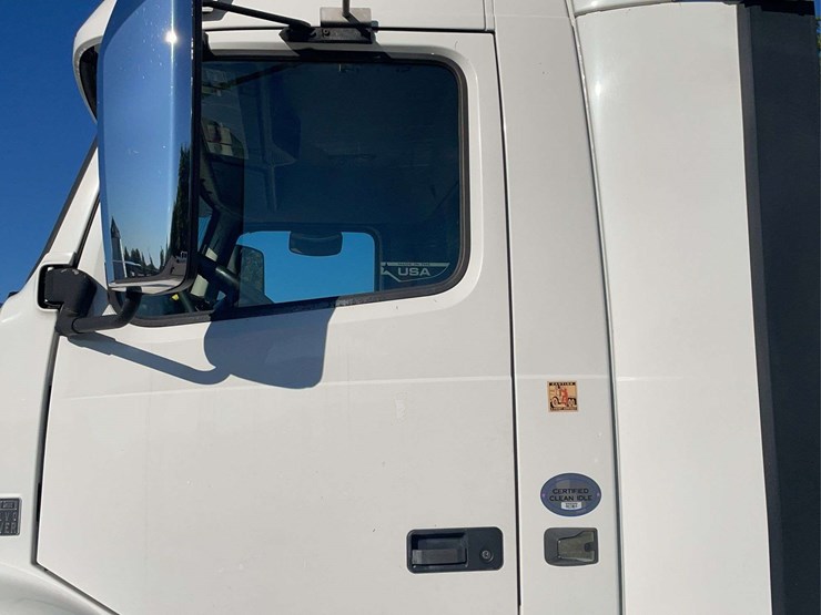 2017-volvo-day-cab-semi-image-7