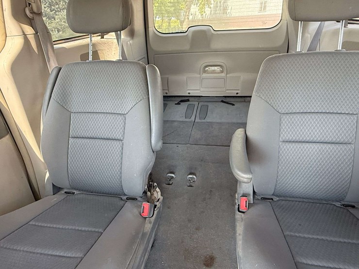 2010-chrysler-town-&-country-image-22