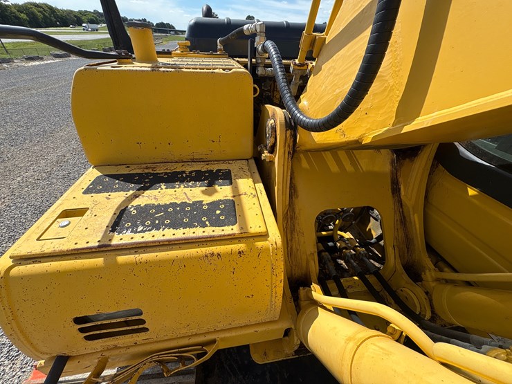 2010-komatsu-pc200-lc-8-image-15