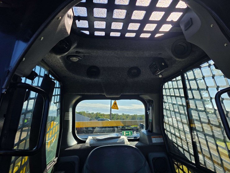 2019-gehl-v270-image-44