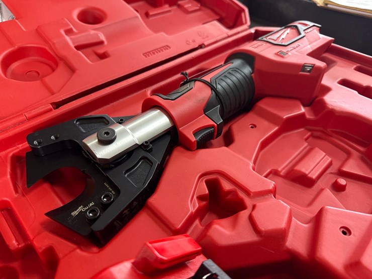 unused-milwaukee-m18-forcelogic-cordless-cable-cutter-with-battery-&-charger-support-equipment-image-3