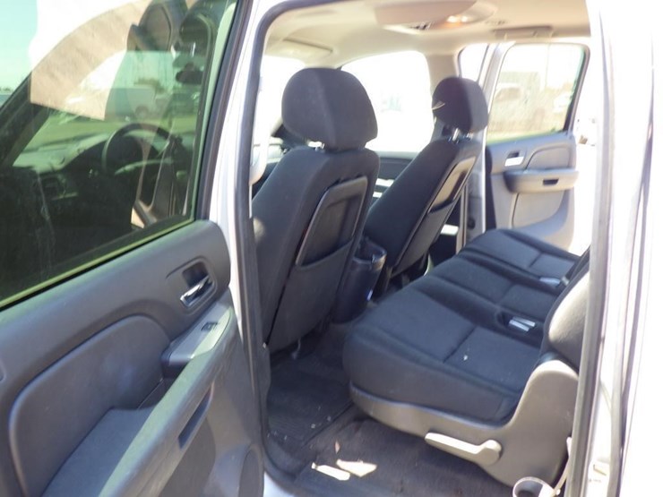2010-chevrolet-suburban-image-7