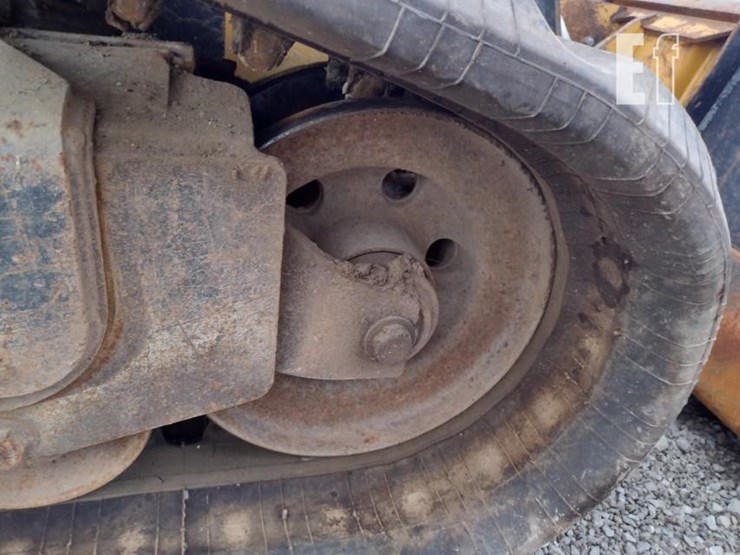 2015-deere-329e-image-32