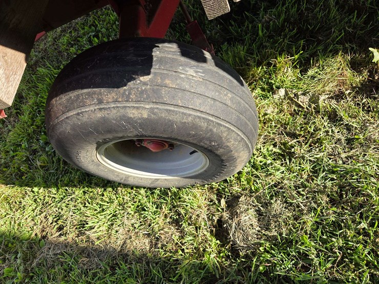 gehl-silage-wagon-on-tandem-running-gear,-12.5-x-15”-and-11l-x-15”-tires,-16’-long,-540-pto-image-8