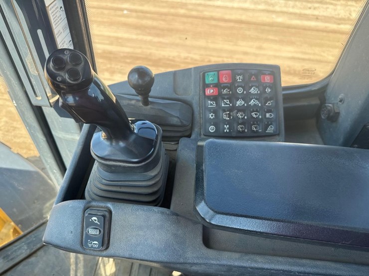 2016-deere-624k-image-30