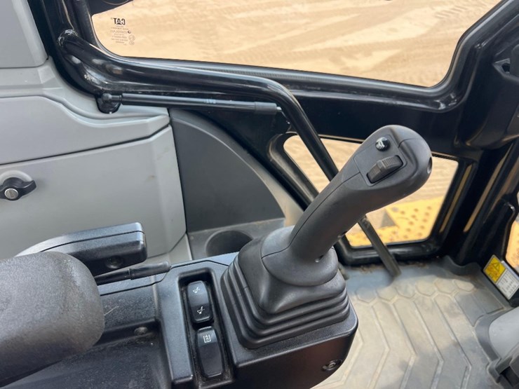 2021-caterpillar-420-image-35