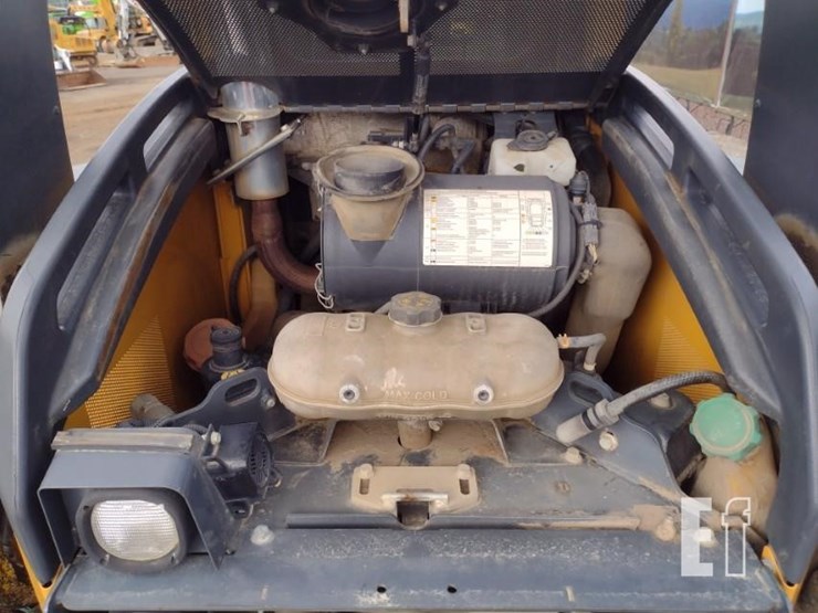 2015-deere-329e-image-35