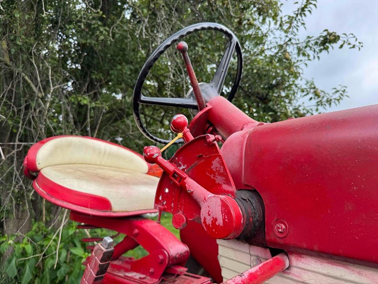 ih-460-tractor-image-22