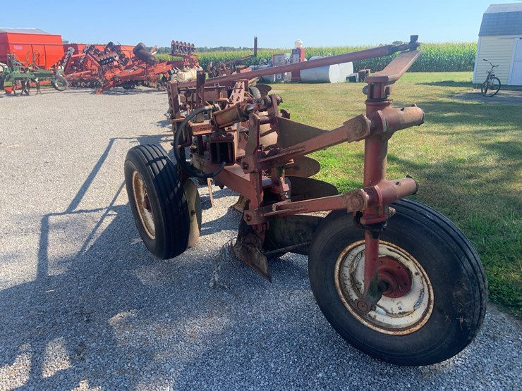 ih-710-plow-6-bottom-image-4