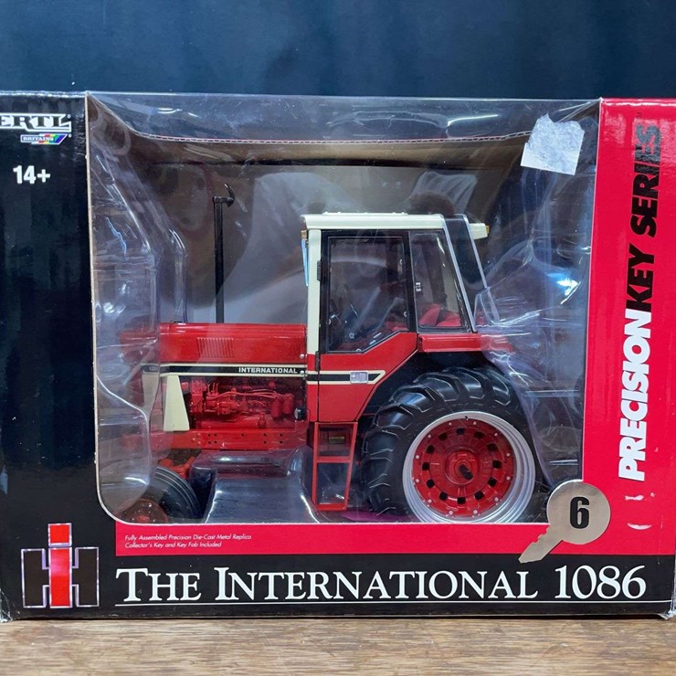 1/16 IH 1086 Precision Key Series NIB Ertl