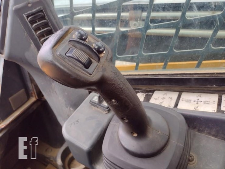 2015-deere-329e-image-9