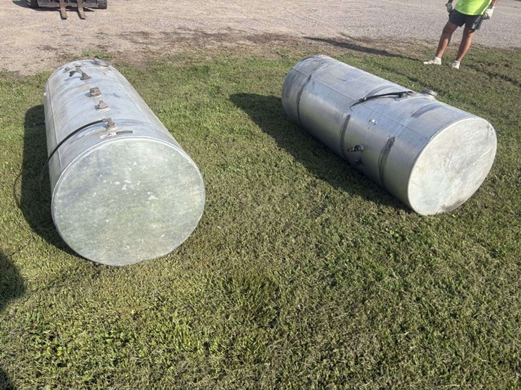 (2)-aluminum-fuel-tanks,-26”-dia,-70”-long,-off-of-volvo-truck,-buying-all-for-one-money-image-3
