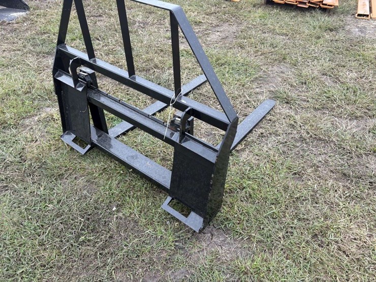 pallet-forks,-48”,-on-46”-carriage,-skidloader-qt,-image-4