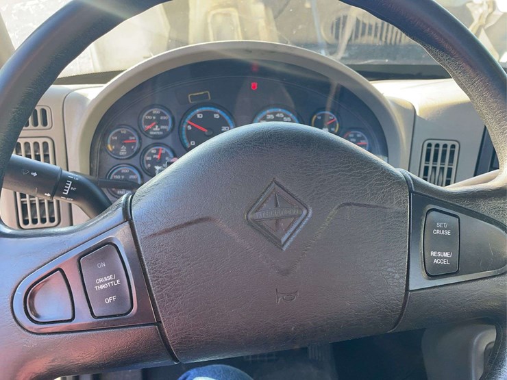 2015-navistar-8600-day-cab-semi-image-55