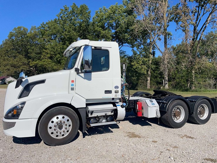 2016-volvo-day-cab-semi-image-1