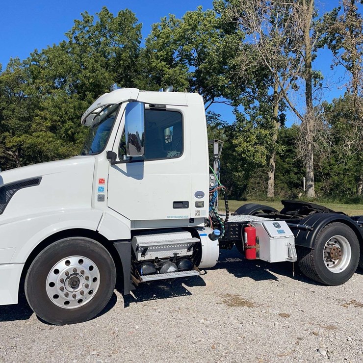 2016 Volvo day cab semi