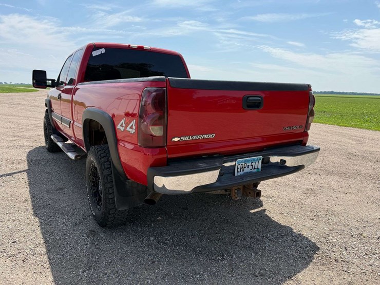 2004-chevrolet-2500hd-image-5