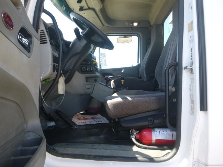 2020-peterbilt-567-image-18