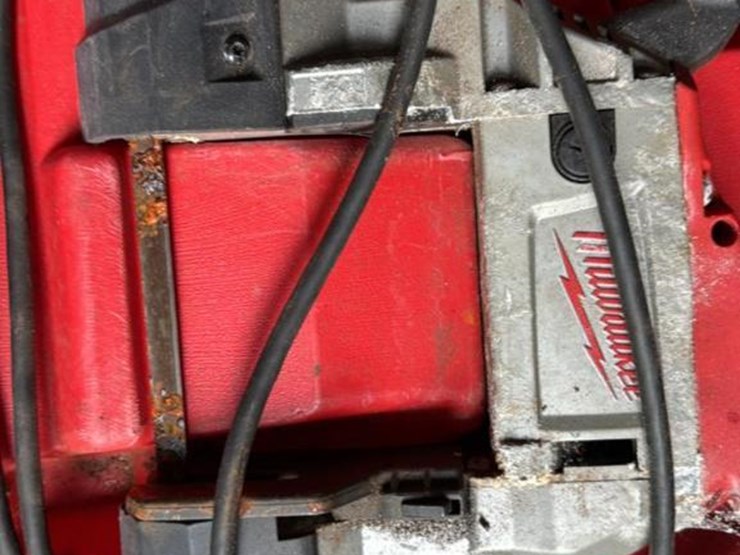 #97-•-milwaukee-portable-electric-bandsaw-image-3