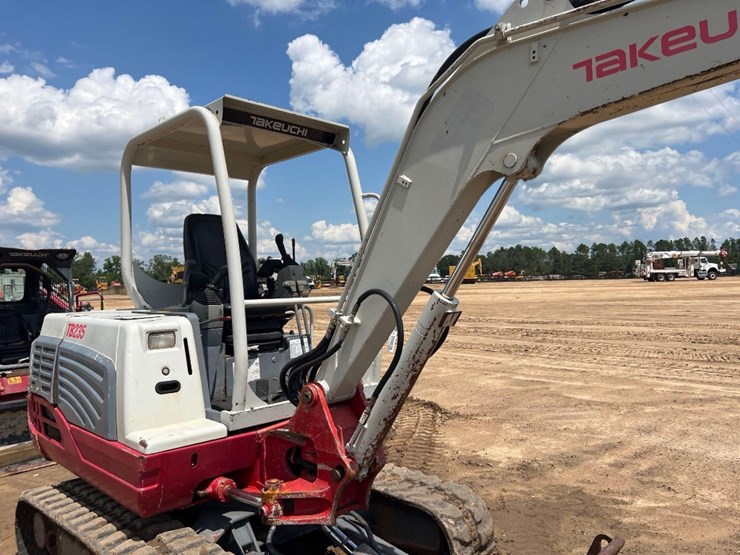2010-takeuchi-tb235-image-20