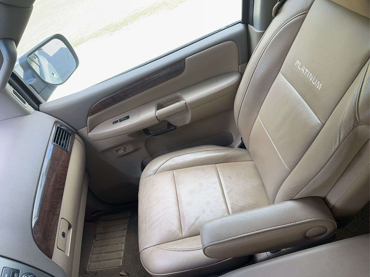 2013-nissan-armada-image-14
