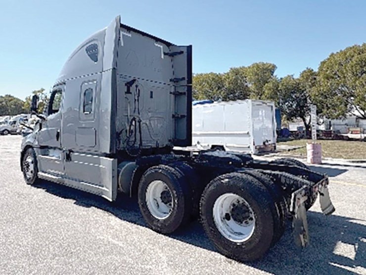 2023-freightliner-cascadia-126-image-2