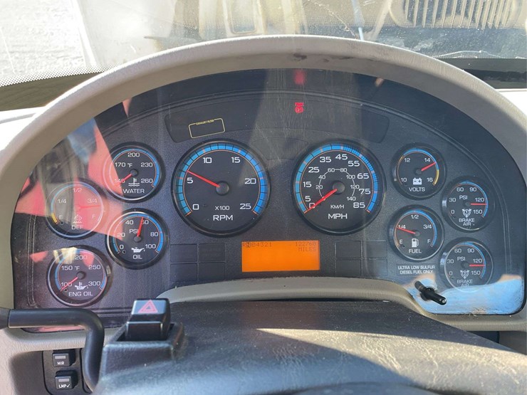 2015-navistar-8600-day-cab-semi-image-44