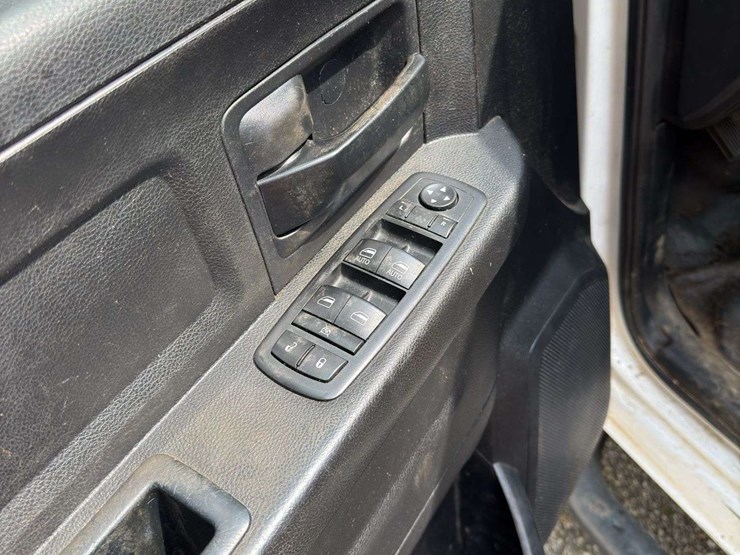 2017-dodge-ram-3500-image-19