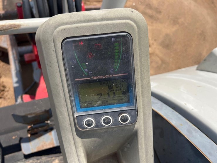 2017-takeuchi-tb240-image-37