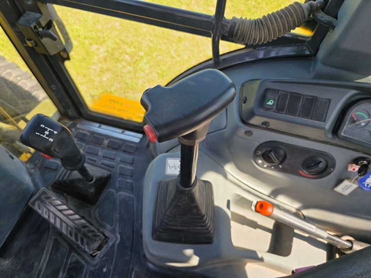 new-holland-lb75-image-42