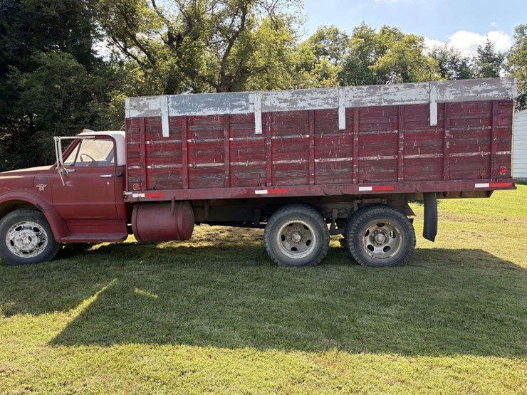1967-chevy-c50-grain-truck,-tandem-axle-with-hyd-lift-tag-axle,-350-v8,-4+2,-8.25-20-tires,-17.5’-wo-image-7