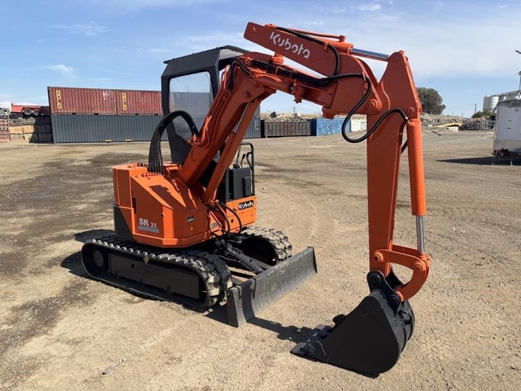 kubota-sr25-hydraulic-excavator-image-2