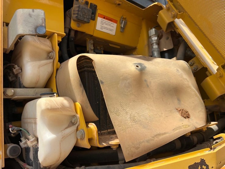 2016-komatsu-d61pxi-23-image-13