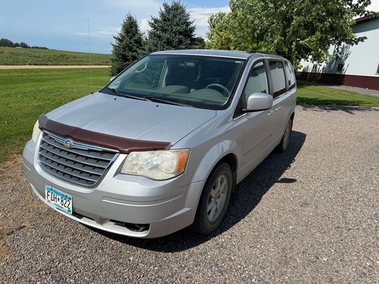 2010-chrysler-town-&-country-image-2