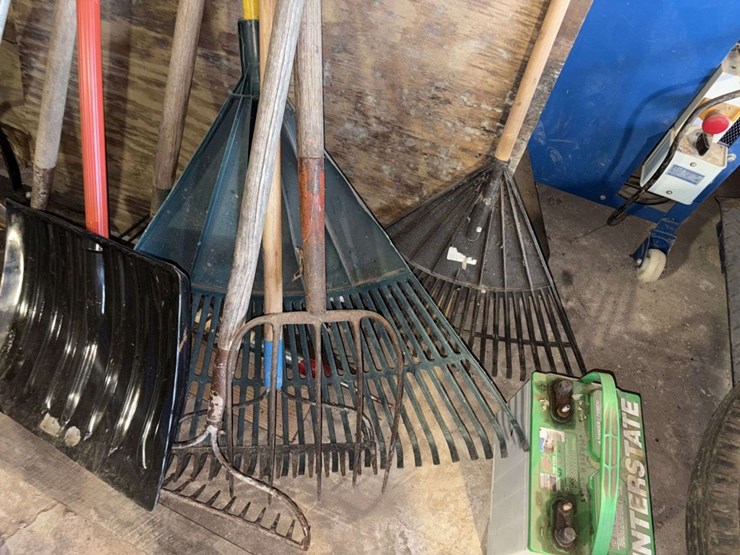 lawn-and-garden-hand-tools-image-2