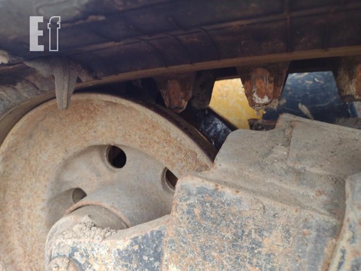 2015-deere-329e-image-25