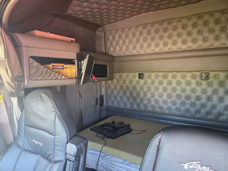 2013-kenworth-t660-image-35
