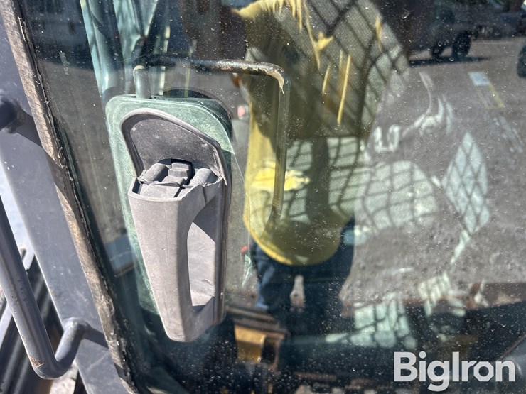 2013-deere-323d-image-12