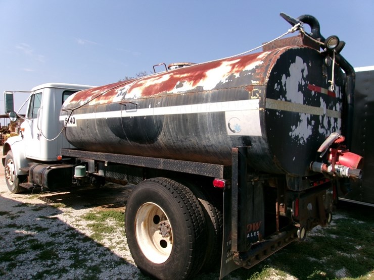 2001-ih-4700-____gal-water-truck-image-3