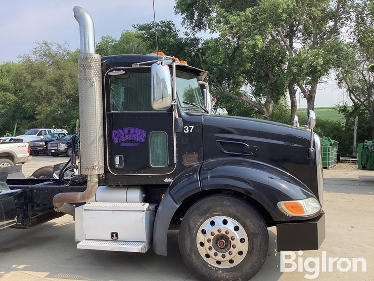 2010-peterbilt-384-image-14