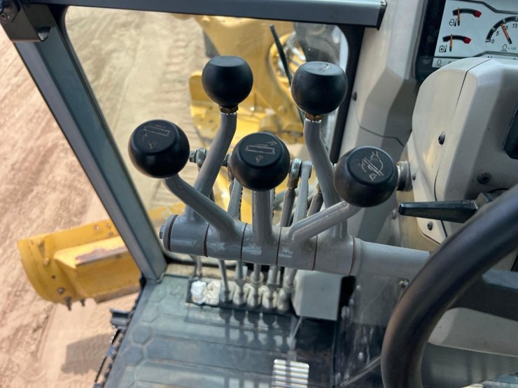 2020-caterpillar-120-image-39