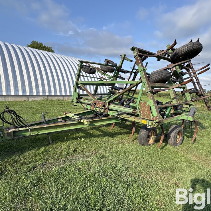 JOHN DEERE 610