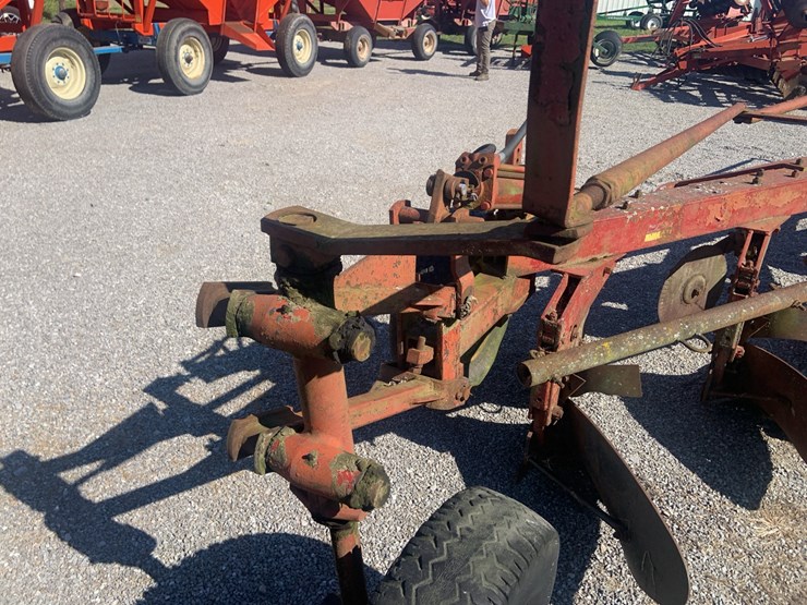 ih-700-7-bottom-plow-image-5