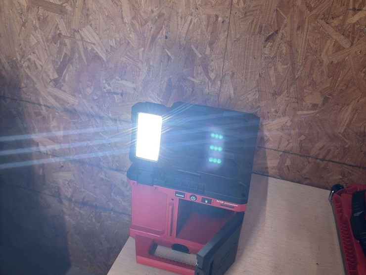 milwaukee-light-&-storage-box-light-image-5