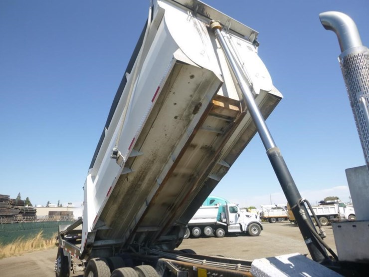 2020-peterbilt-567-image-9