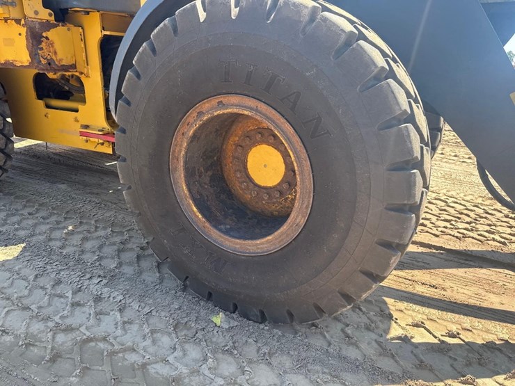 2016-deere-624k-image-11